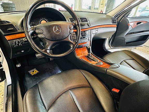 Mercedes-Benz E200 8 of 23