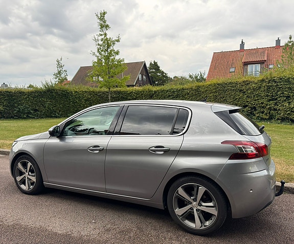 Peugeot 308 2 of 4