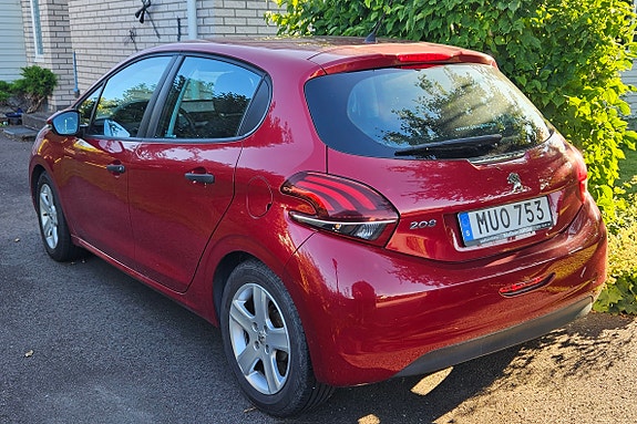 Peugeot 208 2 of 3