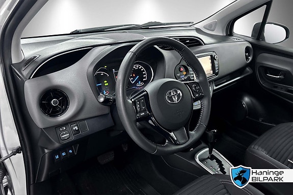 Toyota Yaris 13 of 18