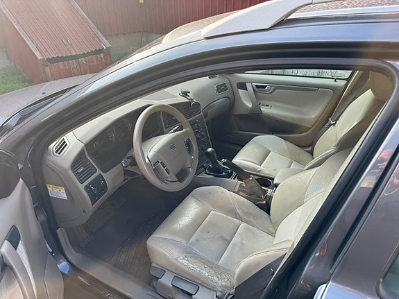 Volvo V70 2 of 7
