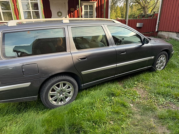 Volvo V70 3 of 7