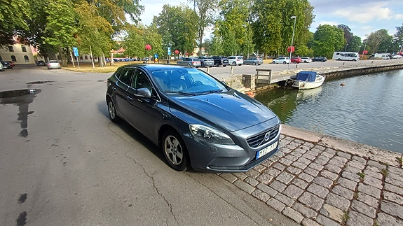 Volvo V40 2 of 10