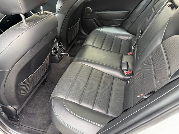 Kia Stinger 19 of 26