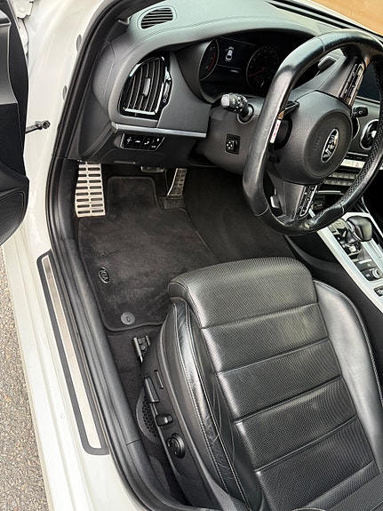 Kia Stinger 16 of 26