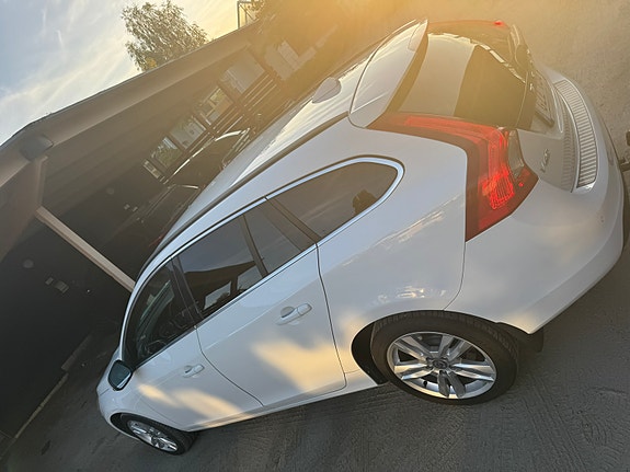 Volvo V60 2 of 4