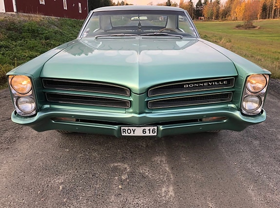 Pontiac Bonneville 8 of 12