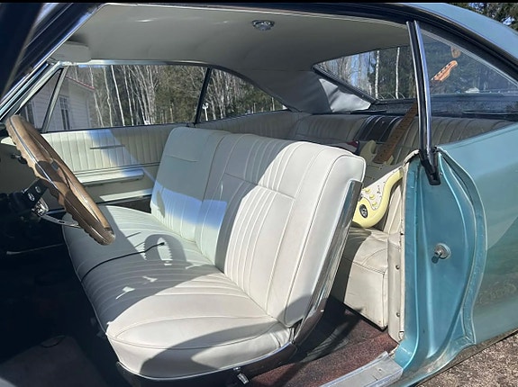 Pontiac Bonneville 7 of 12
