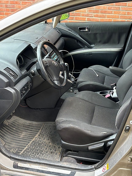 Toyota Corolla Verso 3 of 6