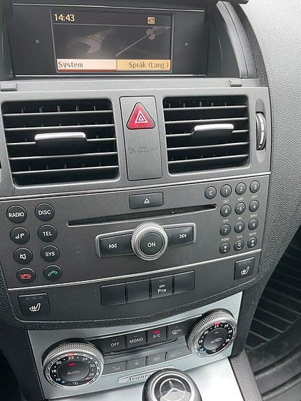 Mercedes-Benz C220 4 of 5