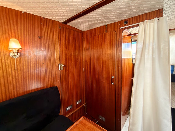 Motorbåt (1971) med skrov i glasfiber och överbyggnad i mahogny 13 of 30
