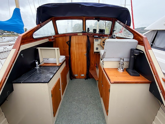 Motorbåt (1971) med skrov i glasfiber och överbyggnad i mahogny 17 of 30
