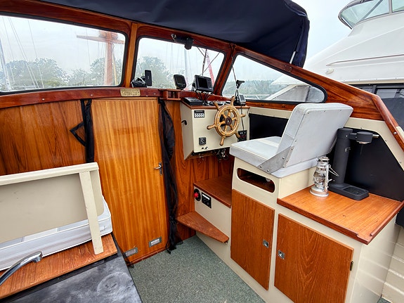 Motorbåt (1971) med skrov i glasfiber och överbyggnad i mahogny 18 of 30