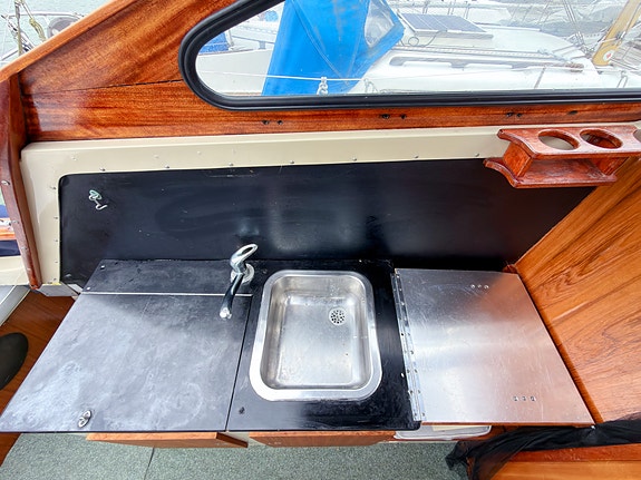 Motorbåt (1971) med skrov i glasfiber och överbyggnad i mahogny 22 of 30