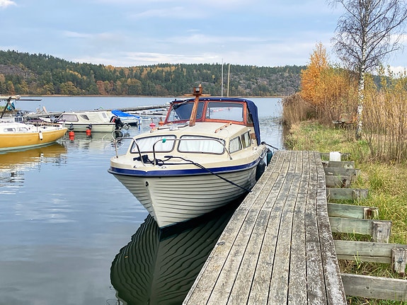 Motorbåt (1971) med skrov i glasfiber och överbyggnad i mahogny 2 of 30