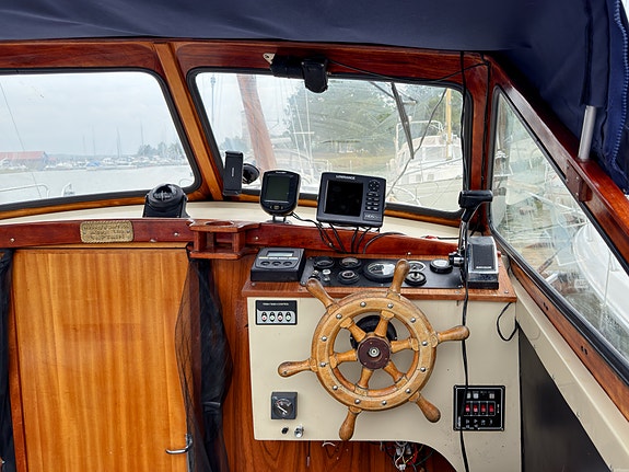 Motorbåt (1971) med skrov i glasfiber och överbyggnad i mahogny 19 of 30