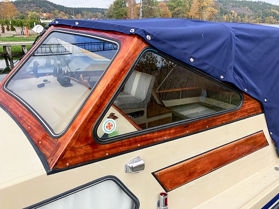 Motorbåt (1971) med skrov i glasfiber och överbyggnad i mahogny 4 of 30