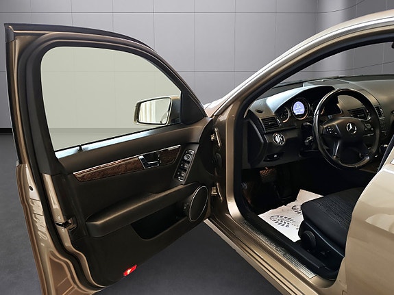 Mercedes-Benz C180 10 of 22