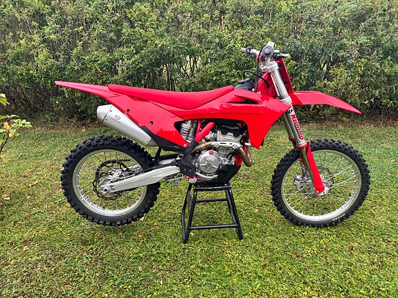 GasGas MC 250F 2 of 7