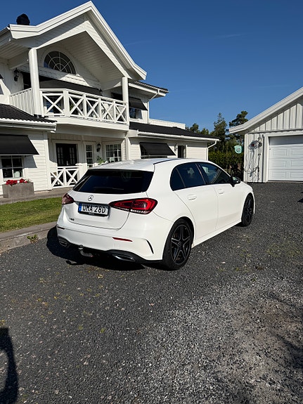 Mercedes-Benz A180 2 of 5