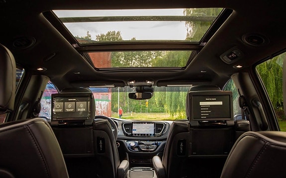 Chrysler Pacifica 2 of 18