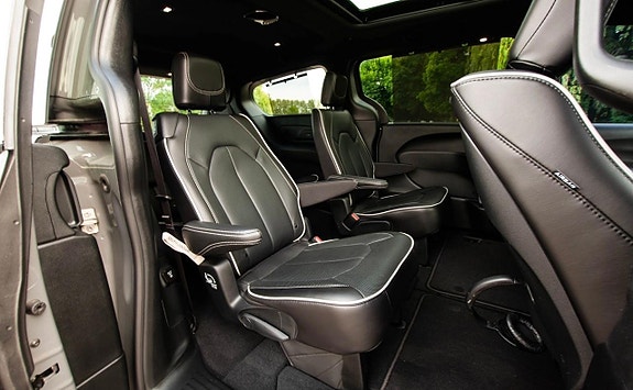 Chrysler Pacifica 6 of 18