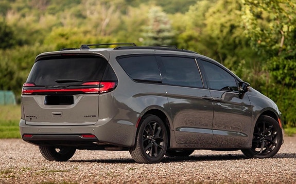 Chrysler Pacifica 4 of 18