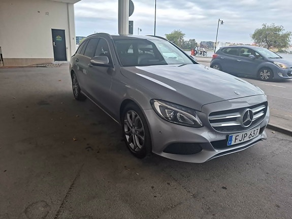 Mercedes-Benz C220 2 of 9