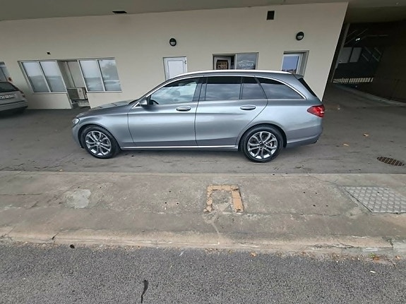 Mercedes-Benz C220 3 of 9