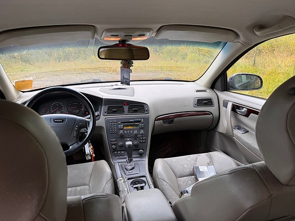 Volvo V70 3 of 4