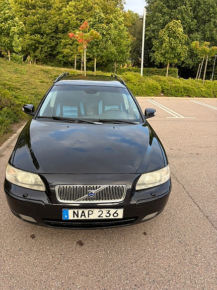 Volvo V70 2 of 7