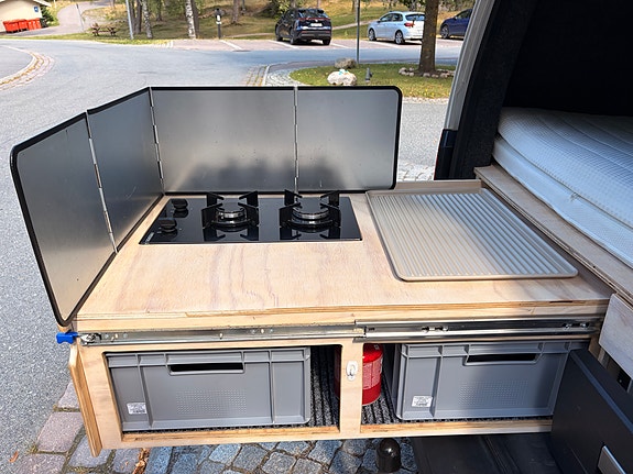 Volkswagen Caddy Maxi Camper 3 of 18