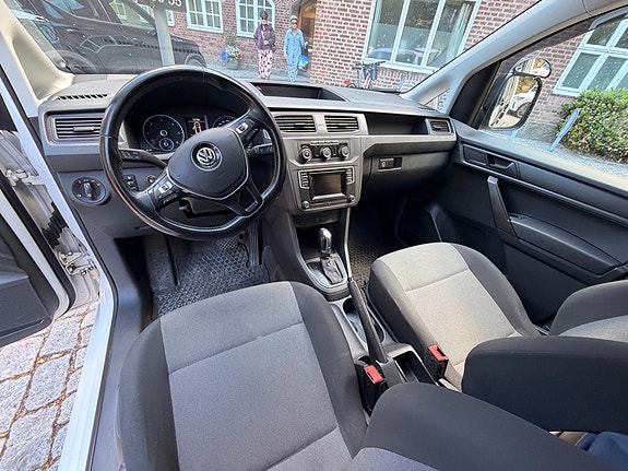 Volkswagen Caddy Maxi Camper 9 of 18