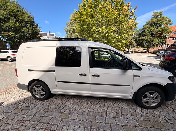 Volkswagen Caddy Maxi Camper 2 of 18