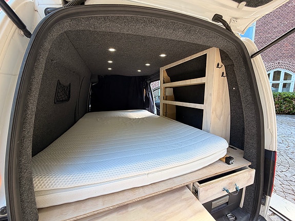 Volkswagen Caddy Maxi Camper 7 of 18