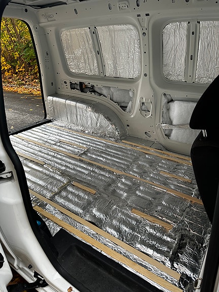 Volkswagen Caddy Maxi Camper 16 of 18