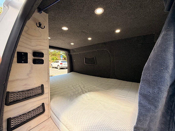 Volkswagen Caddy Maxi Camper 6 of 18