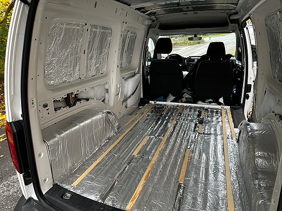 Volkswagen Caddy Maxi Camper 13 of 18