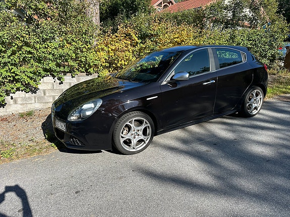 Alfa Romeo Giulietta 2 of 9