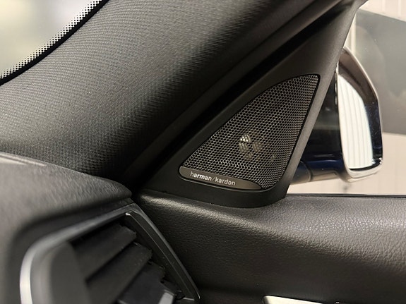 BMW 330i 24 of 28