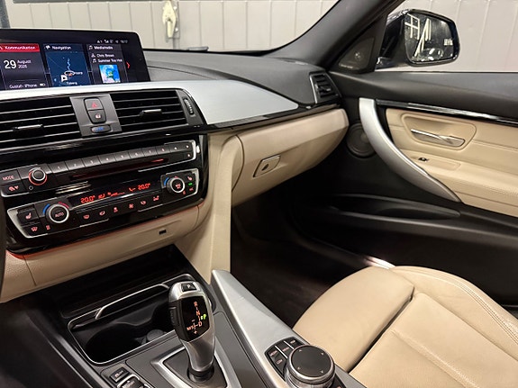 BMW 330i 25 of 28