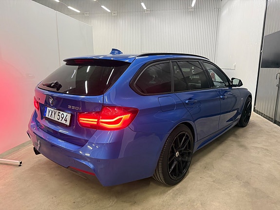 BMW 330i 4 of 28