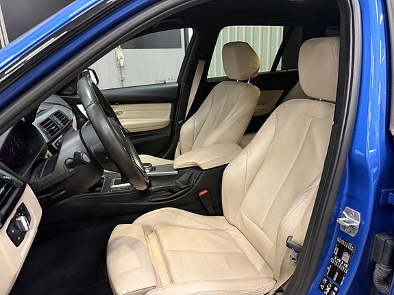 BMW 330i 16 of 28