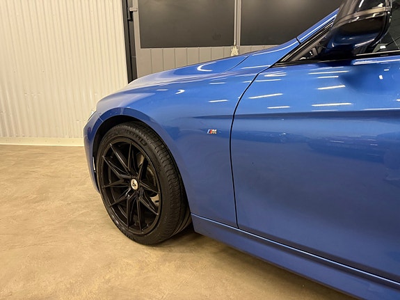 BMW 330i 7 of 28