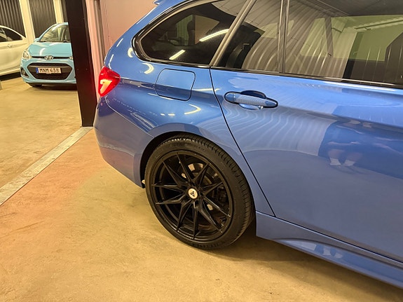 BMW 330i 11 of 28
