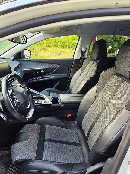 Peugeot 3008 5 of 9