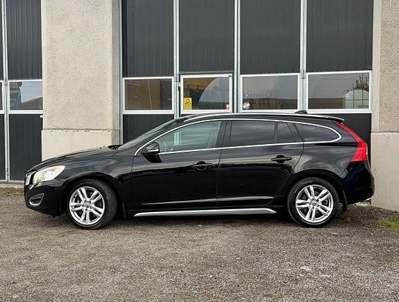 Volvo V60 2 of 15
