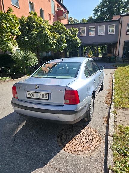 Volkswagen Passat 2 of 6