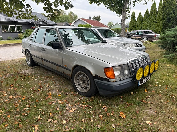 Mercedes-Benz 250 TD 2 of 7