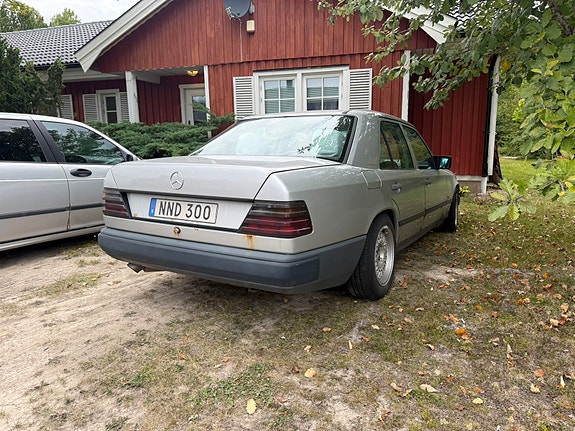 Mercedes-Benz 250 TD 3 of 7